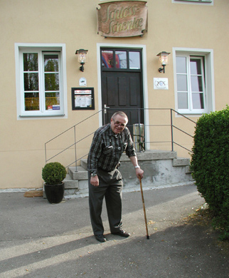 Peter Koppen mit Krckstock - Single-Stick-Walking - Die allerletzte groe Trendsportart des Menschen (vor dem Rollstuhl)